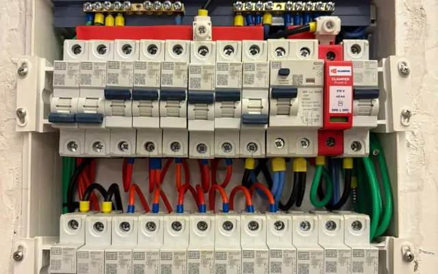 Quadro de distribuição montado pela Guga Energy com disjuntores, DR e DPS