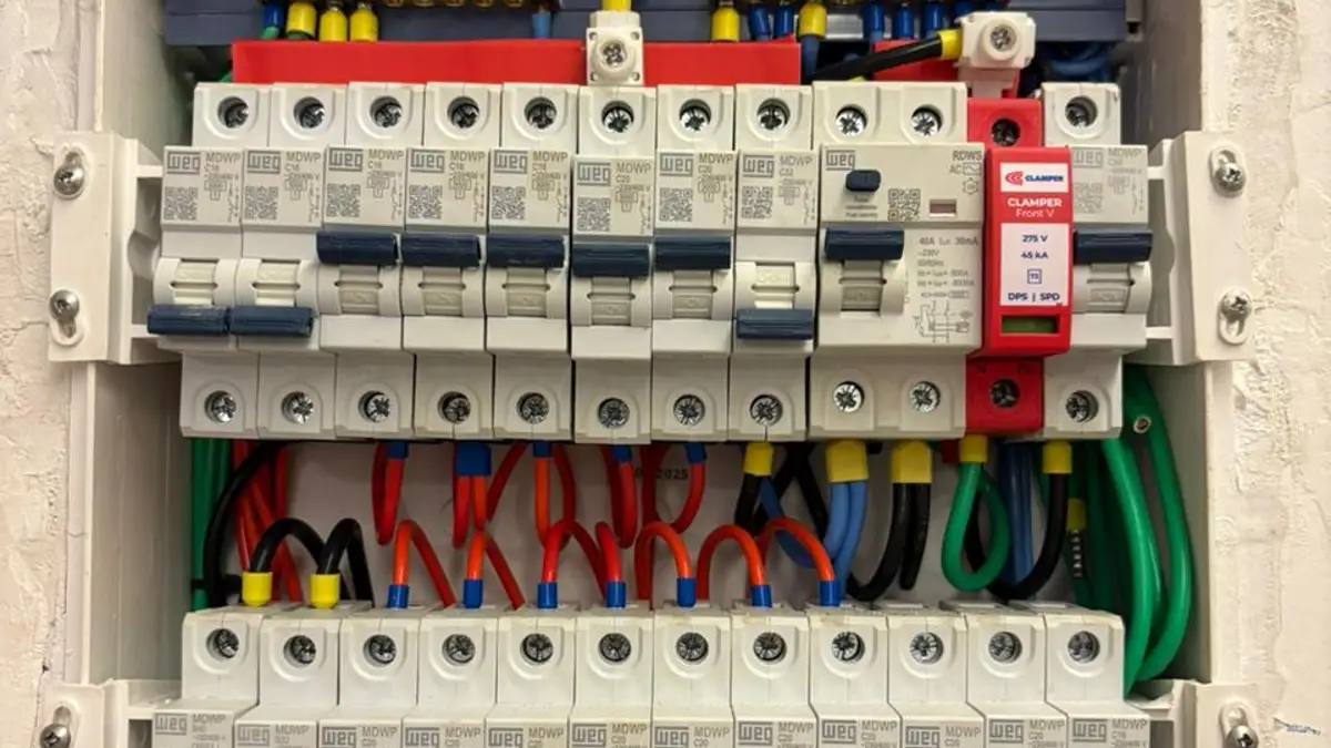 Quadro de distribuição montado pela Guga Energy com disjuntores, DR e DPS