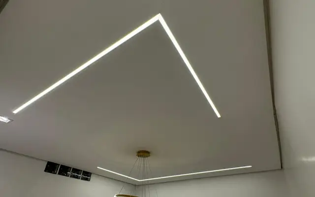 Teto com perfil de LED instalado pela Guga Energy