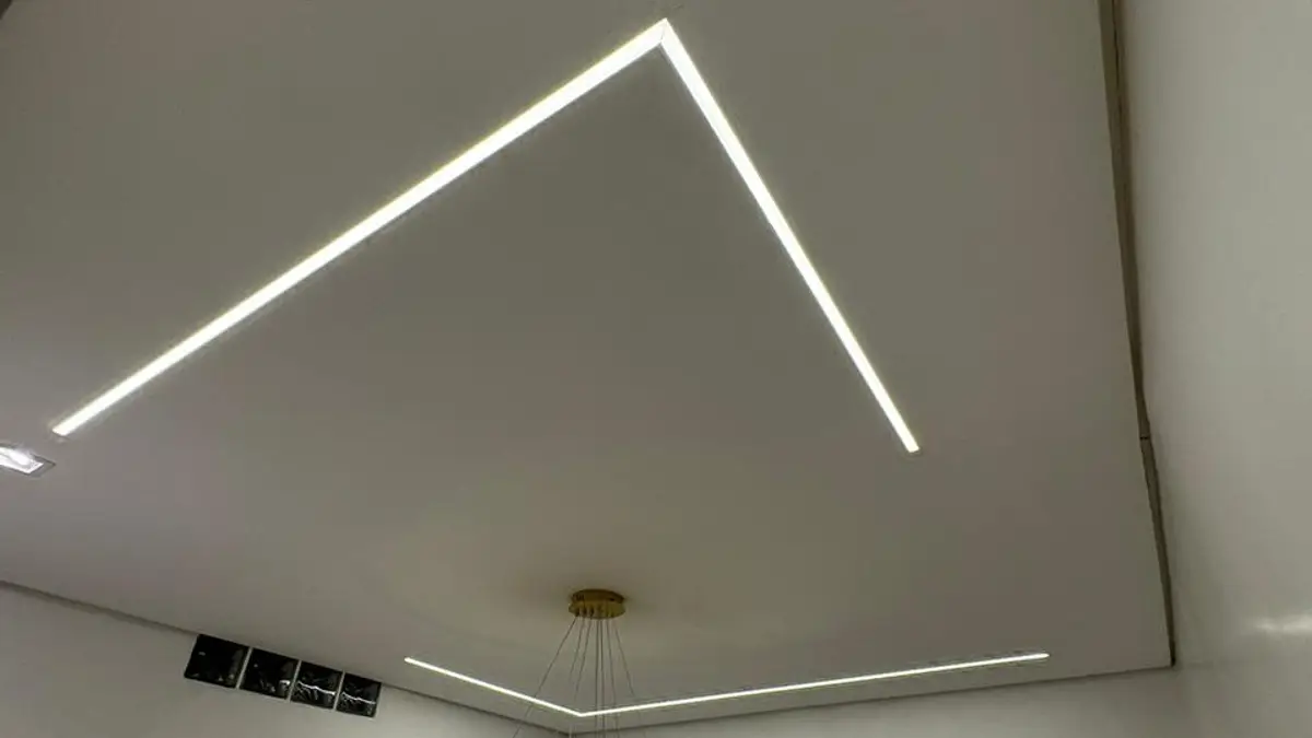 Teto com perfil de LED embutido instalado pela Guga Energy