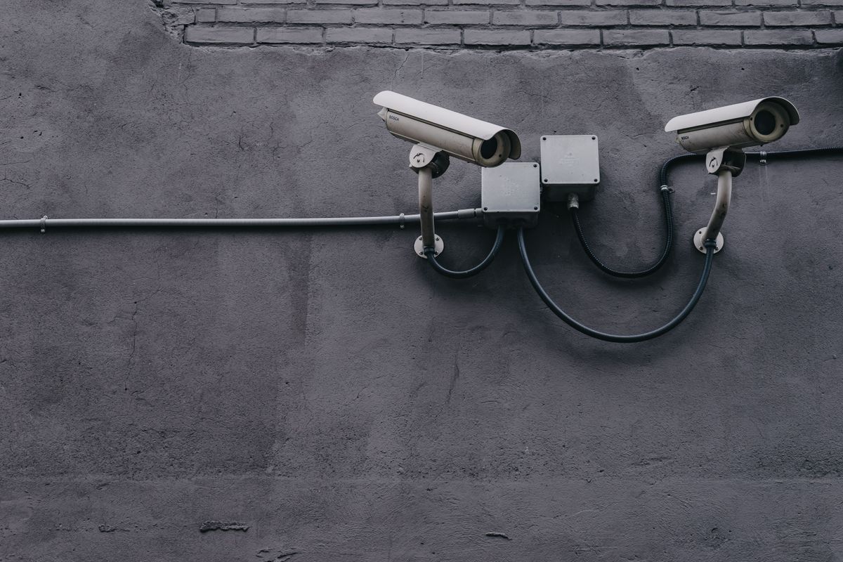 Câmeras de CFTV instaladas com infraestrutura organizada