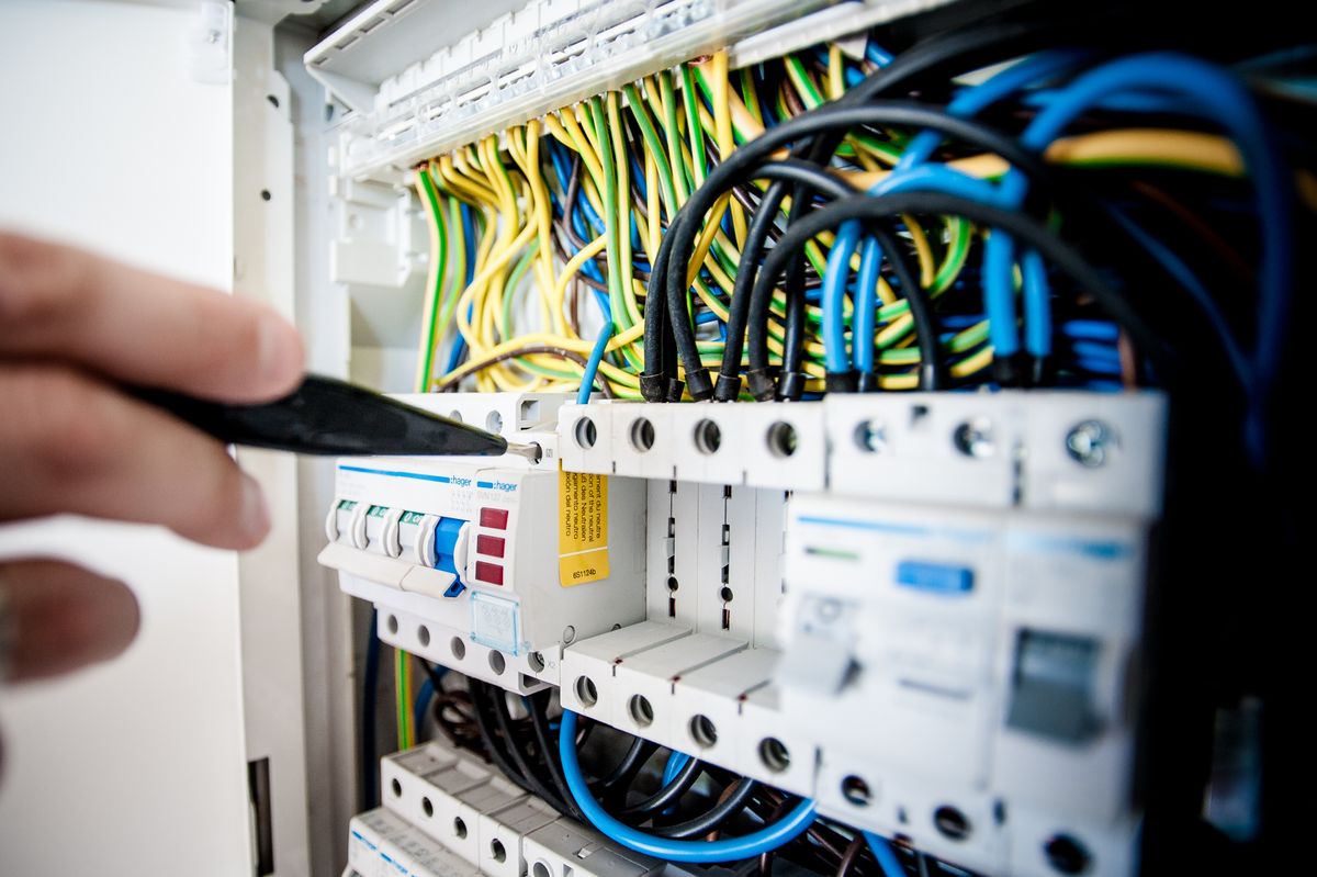 Manutenção e ajuste em quadro elétrico profissional